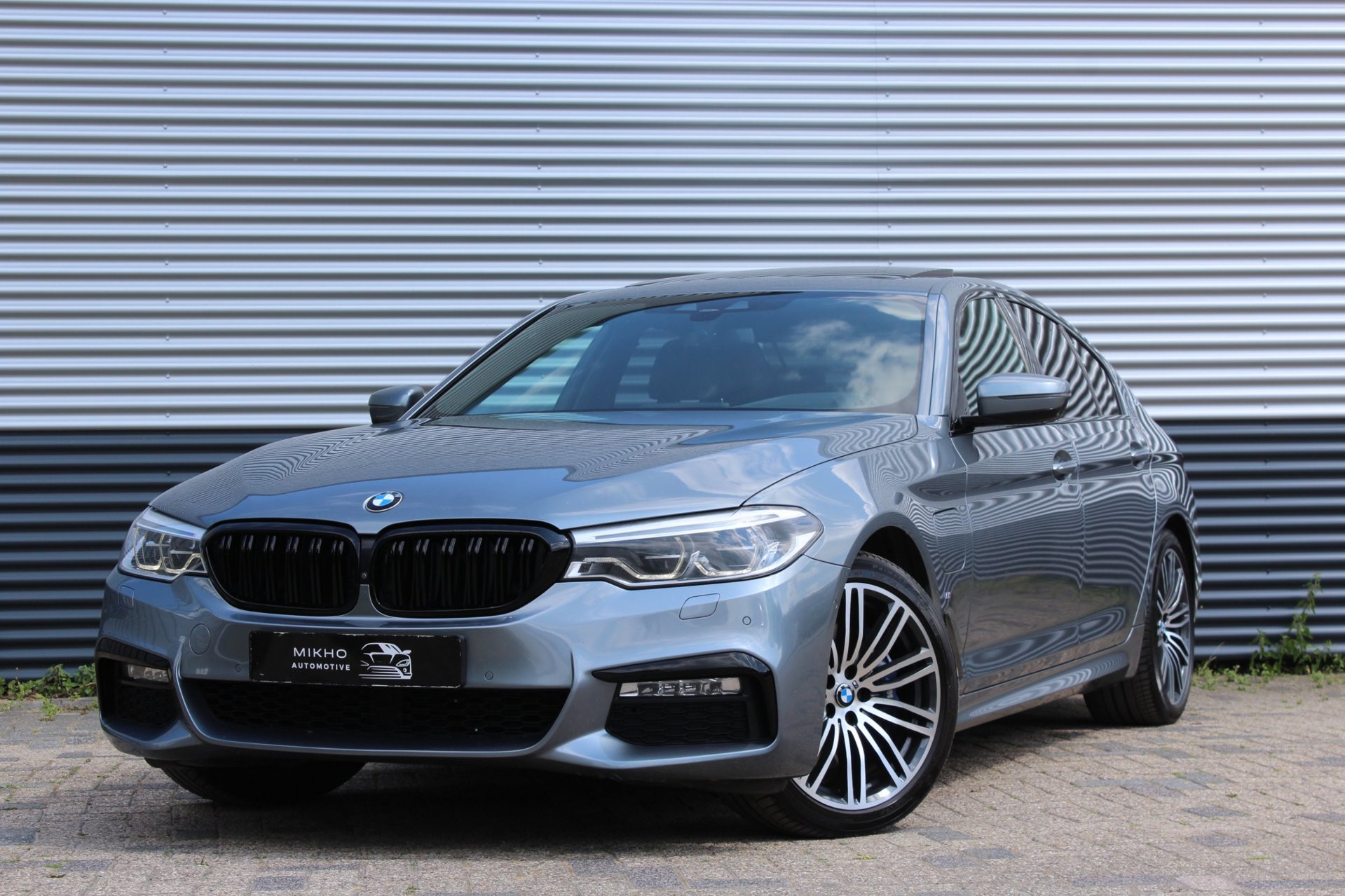 BMW 5 Serie 530e M Pakket | Schuifkanteldak | Harman Kardon | Standkachel | 360 Camera | HUD | Dode hoek | Elektrische kofferbak |