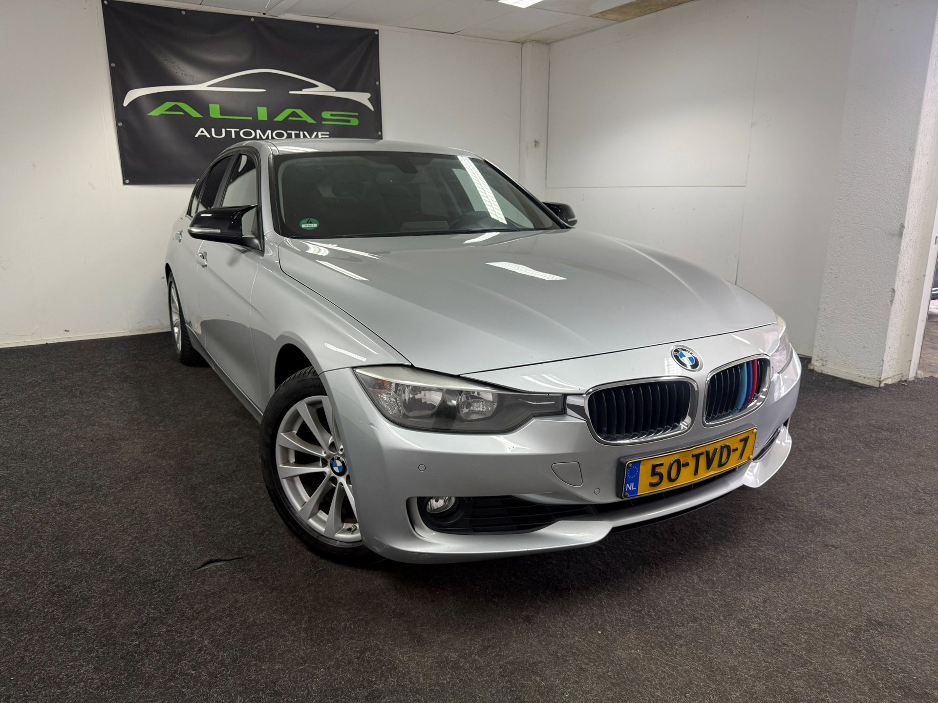 BMW 3-serie 320i High Executive – Head-up – Automaat – Airco – NAP – APK 2027
