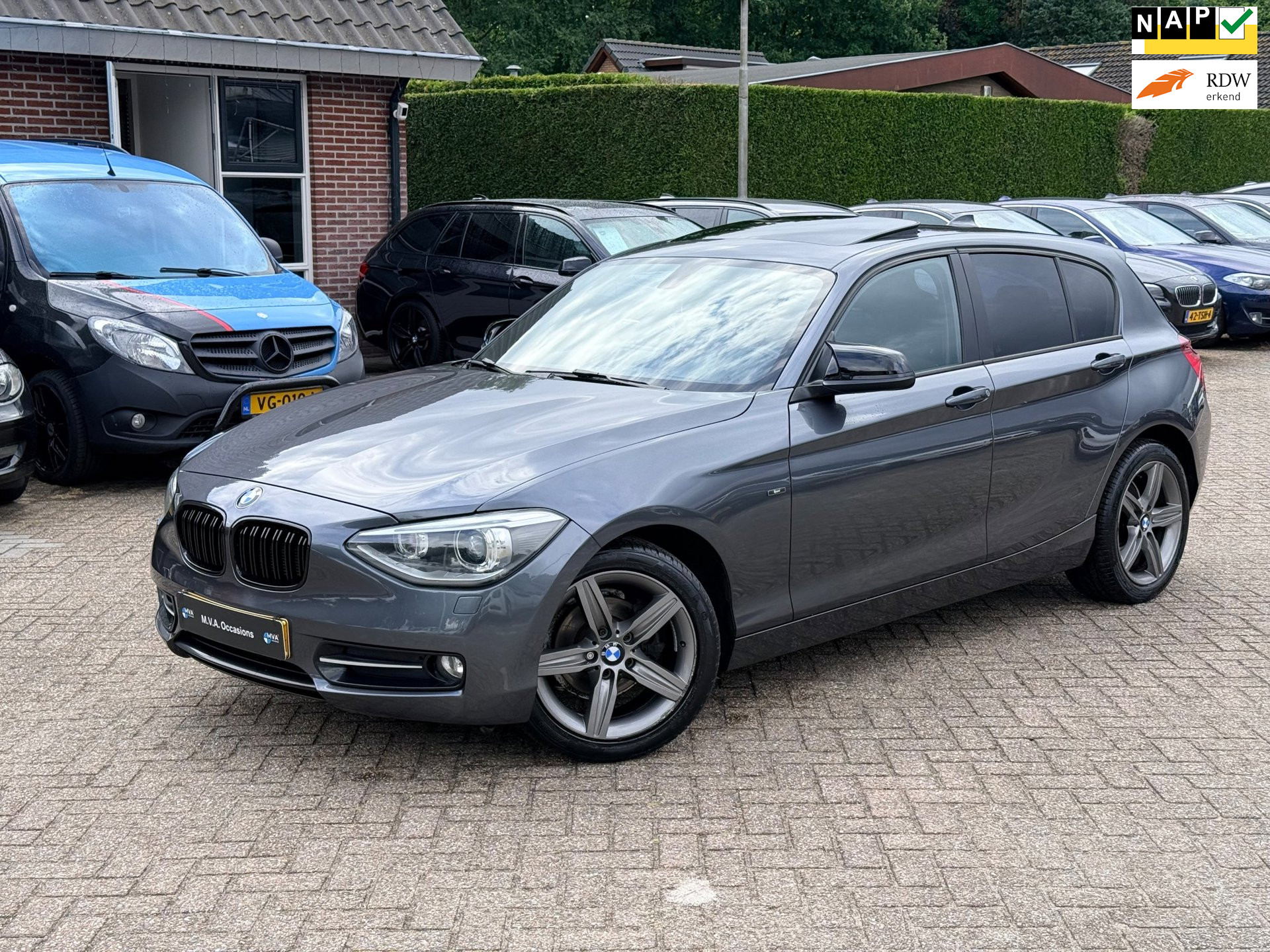 BMW 1-serie 114i Upgrade Edition Sport|Nieuwe Ketting + Klepseals|Carplay|Xenon|Leder|Climate control|Dakje|Cruise control..