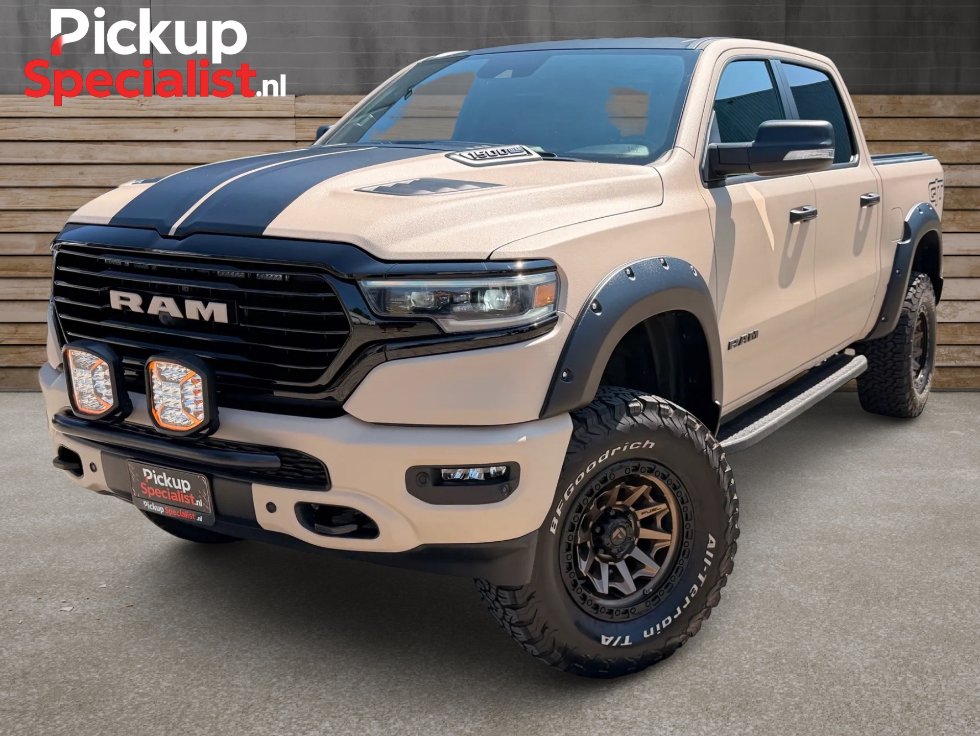 Dodge Ram 1500 5.7 V8 4×4 Crew Cab ,TAUPE , VERHOOGD , GT , ENIGSTE IN NEDERLAND TANK PAINT