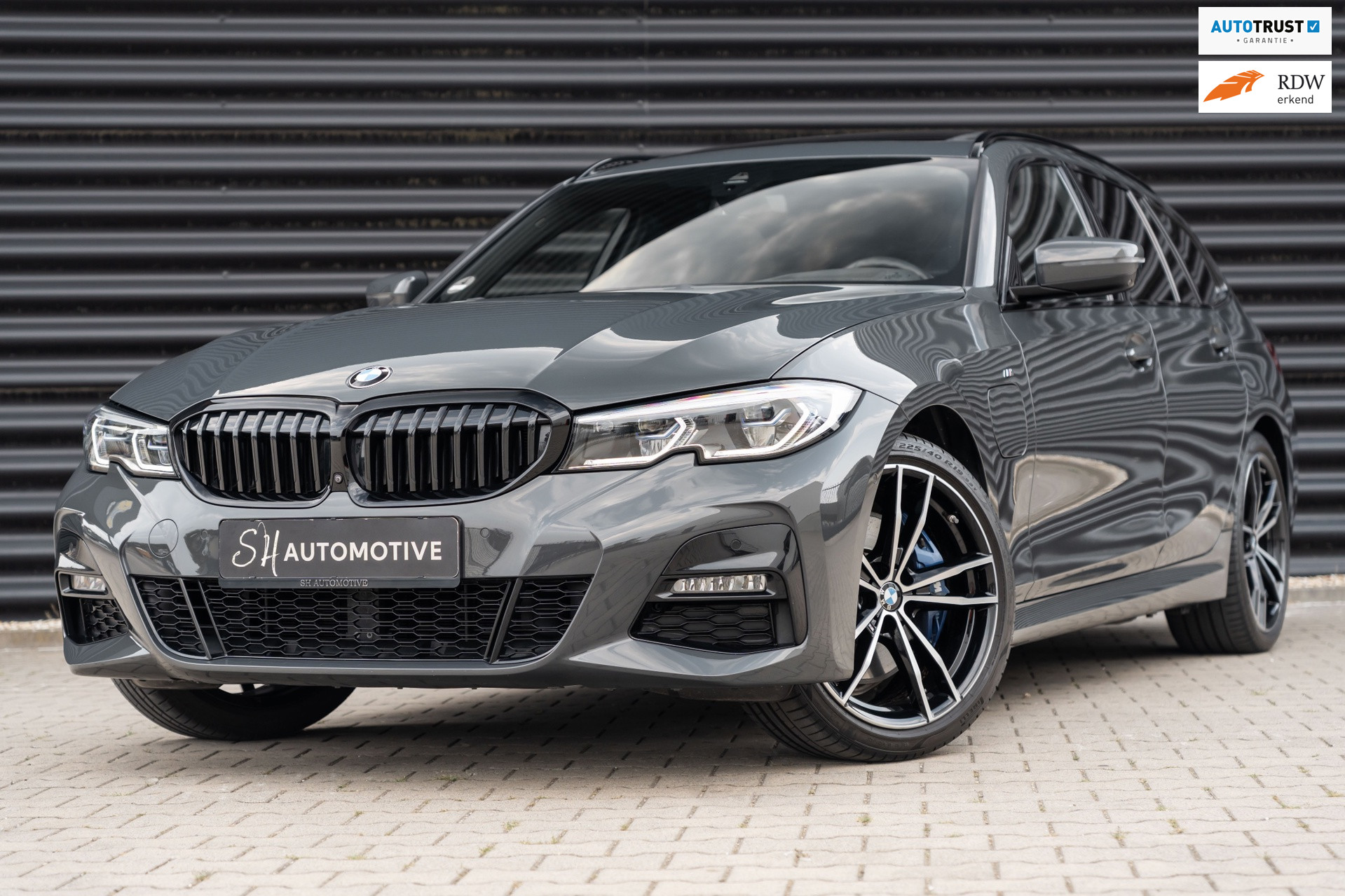 BMW 3 Serie Touring 330e High Executive M Sport / DRAVIT GRAU / PANO / 360 CAMERA / HUD / CARBON / TREKHAAK