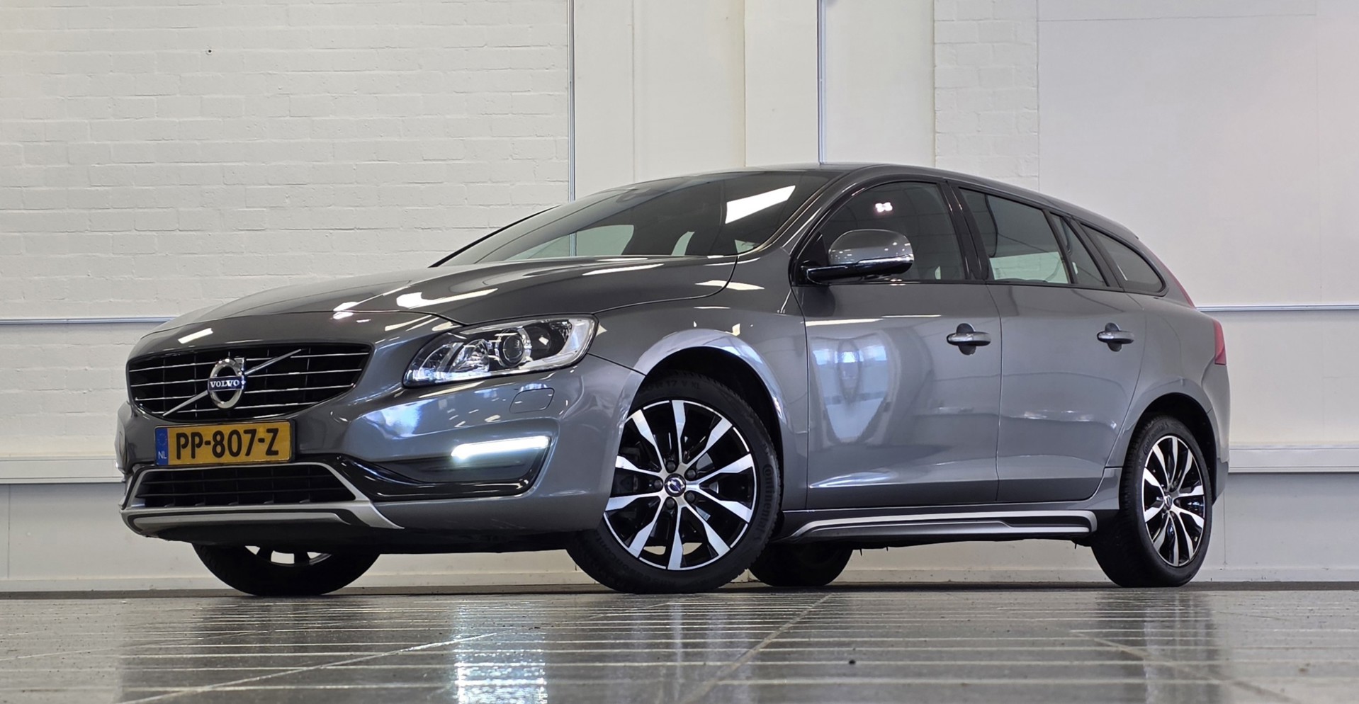 Volvo V60 1.5 T3 Polar+ Dynamic Trekhaak Leer Navi Xenon Parkeerhulp