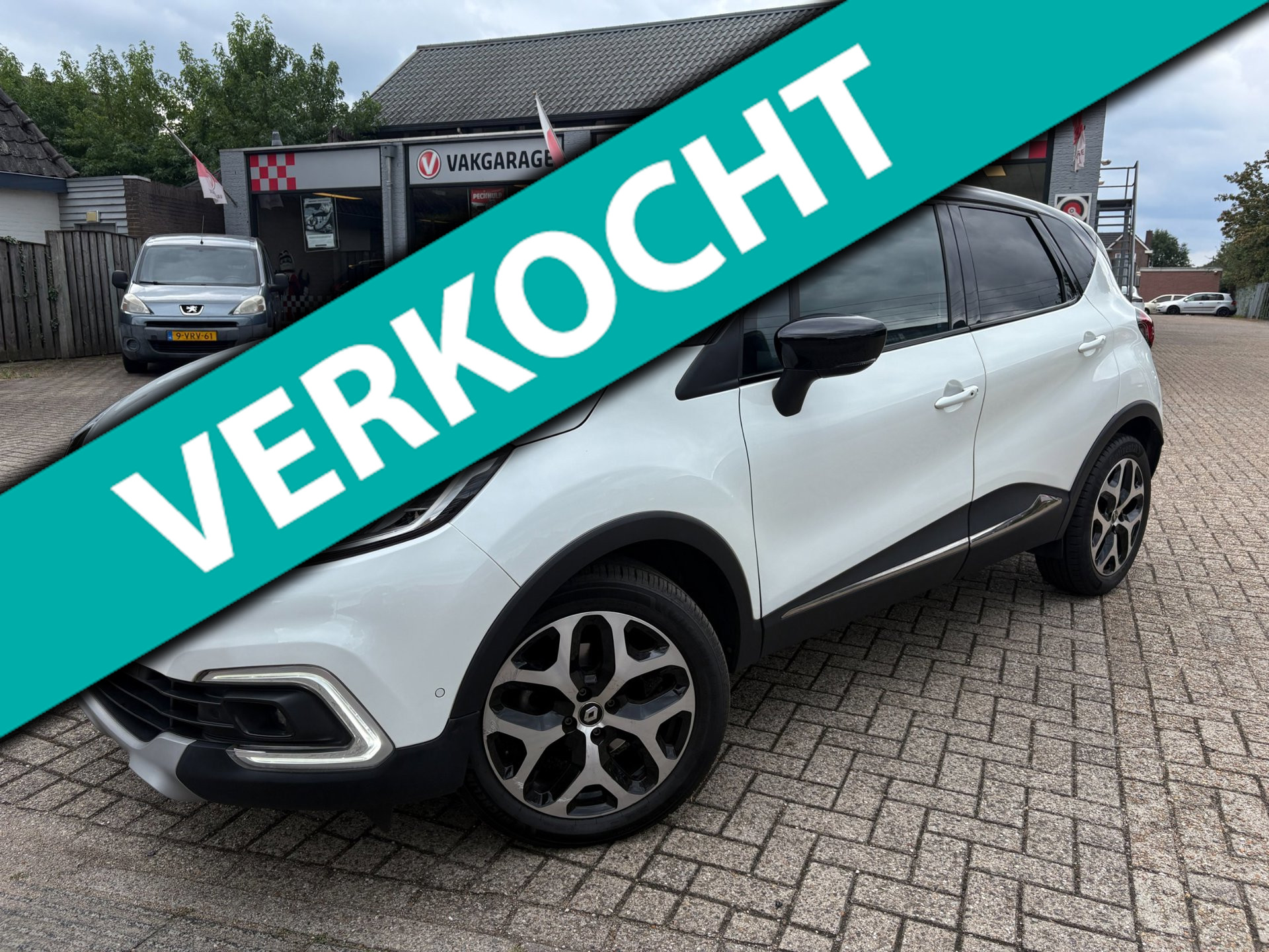 Renault Captur 1.3 TCe 150PK Intens AUTOMAAT * parkeersensoren voor/achter+ camera + speciale kleur*
