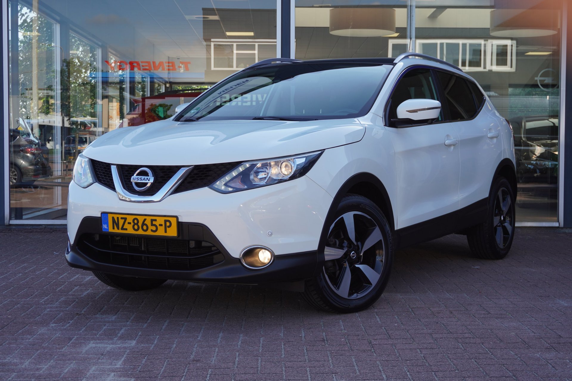 Nissan QASHQAI 1.2 N-Connecta 5deurs | Airco | Panodak | Camera | Vol opties | Trekhaak | Inruil mogelijk