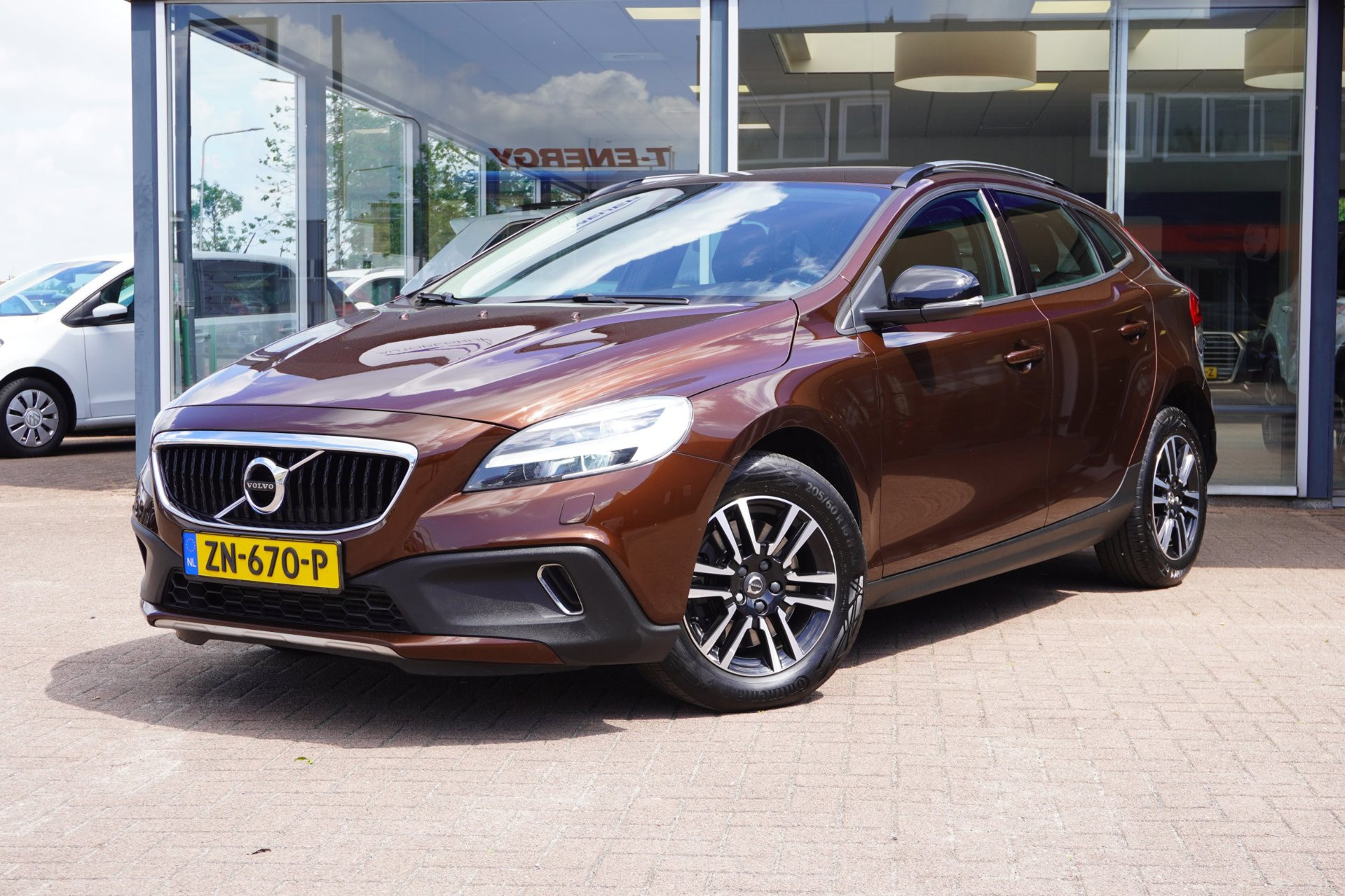 Volvo V40 Cross Country 2.0 T4 Kinetic Automaat | Airco | Navigatie | 190PK | Dealerauto | Inruil mogelijk