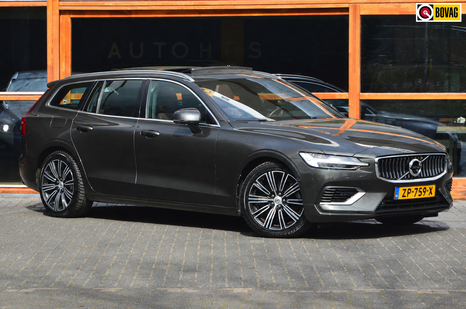 Volvo V60 T8 Hybride AWD Inscription | Panoramadak | Camera | Stoelverwarming | BLIS | Trekhaak |