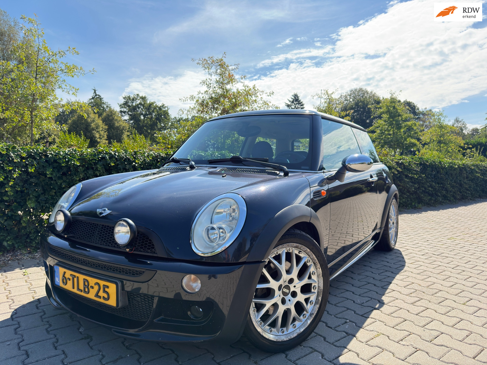 MINI 3-deurs 1.6 Cooper , JCW Pakket , Airco / Stoelverwarming / Elec.Pakket / 17″ LM Velgen.