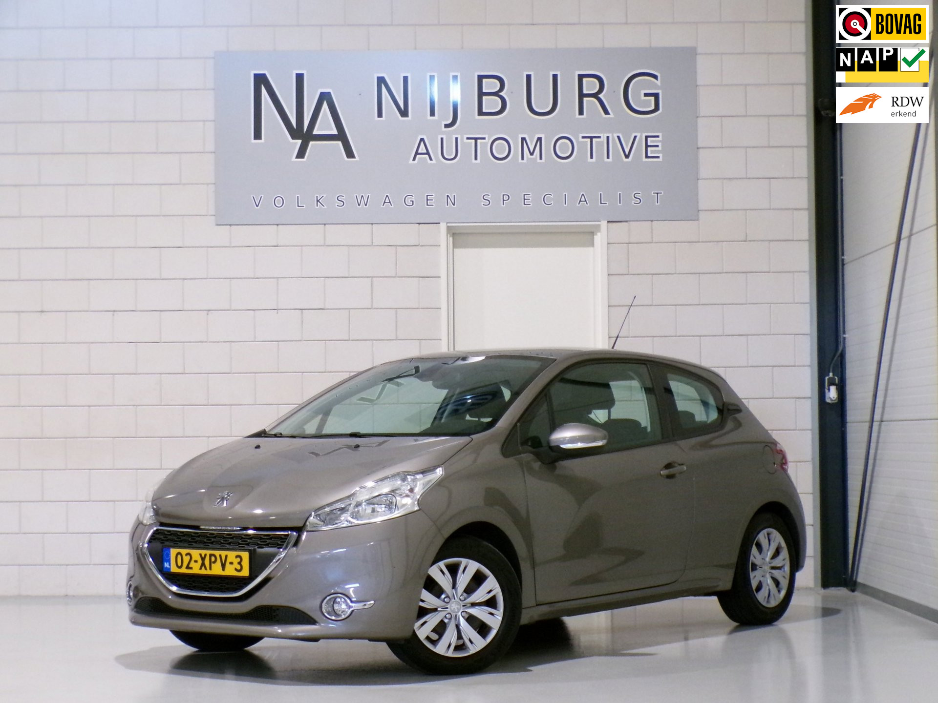 Peugeot 208 1.4 VTi 95PK Envy “Origineel NL!” Trekhaak Parkeersensoren Navigatie Bluetooth Cruise Climatronic Sport-stoelen Airco