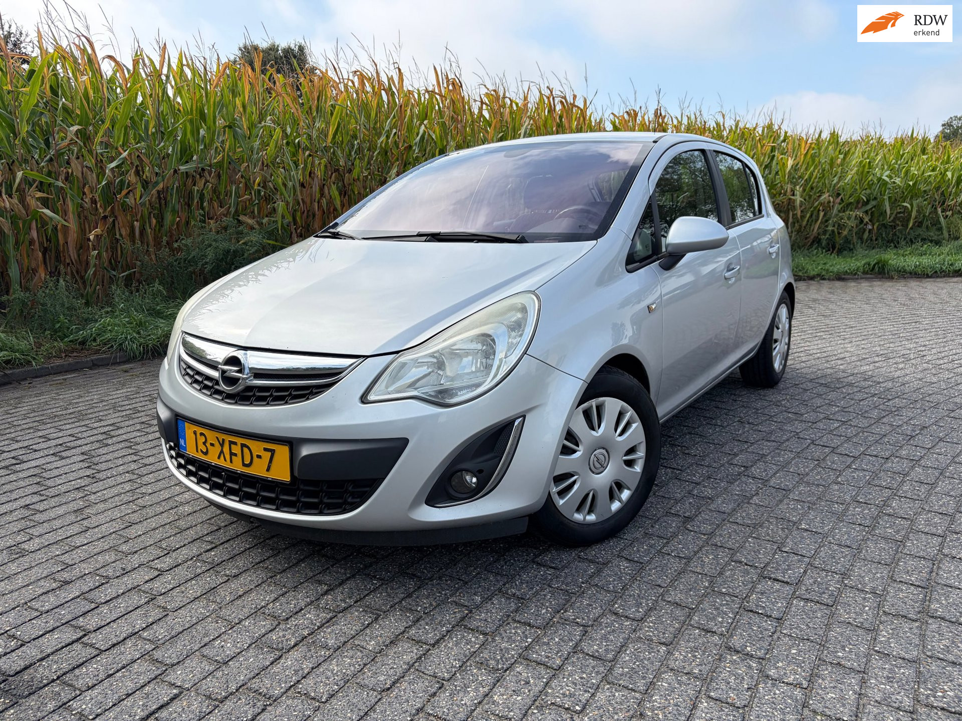 Opel Corsa 1.3 CDTi EcoFlex S/S Anniversary Edition ziet er heel netjes uit loopt goed