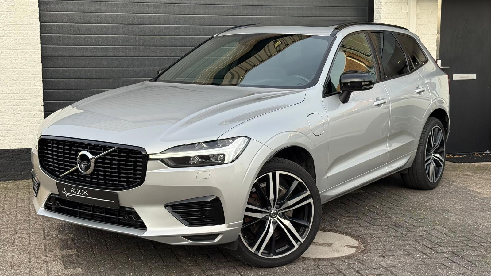 Volvo XC60 2.0 T6 Plug-in hybrid AWD R-Design | 360° | HK | ACC | Pilot | Memory | CarPlay | Trekhaak | BTW |