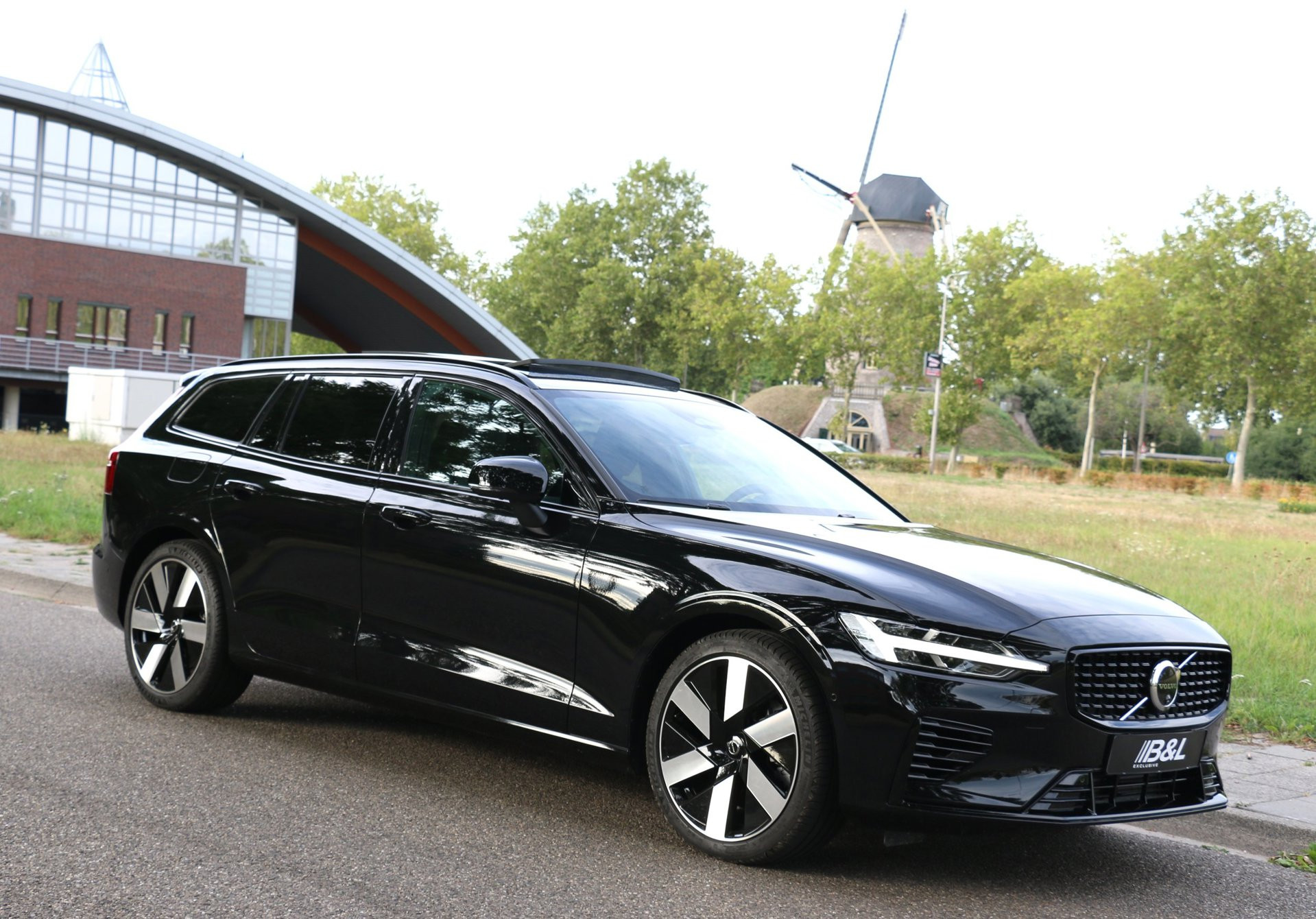Volvo V60 2.0 T8 Plug-in Hybrid AWD Aut 335kW 456Pk 2024 Ultra Dark Fully Loaded Massage 1e eigenaar Full Option met 13666km Nieuw