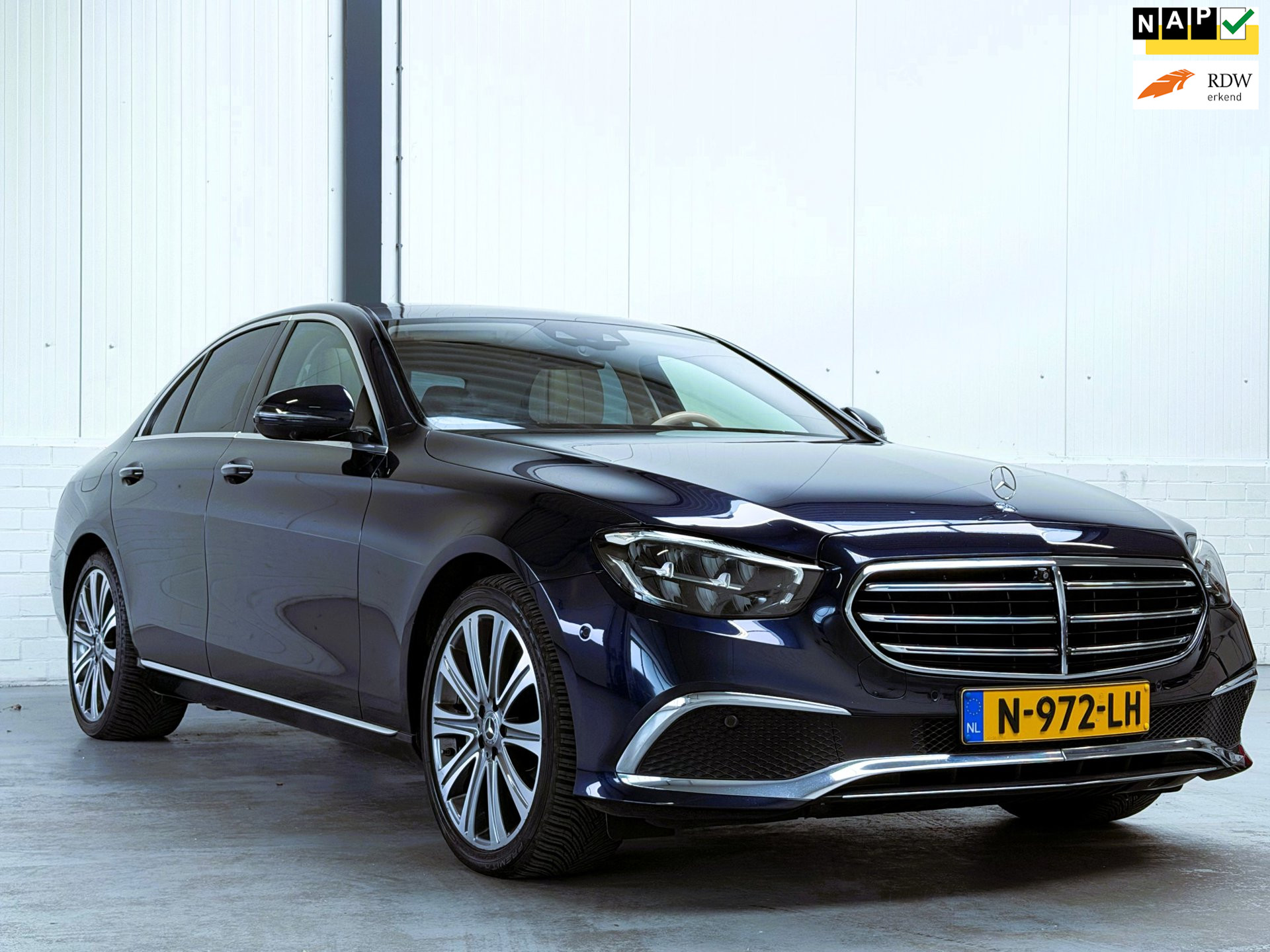 Mercedes-Benz E-Klasse 300 e 4MATIC Designo|Luchtvering|Massage|Pano|Softclose|Burmester