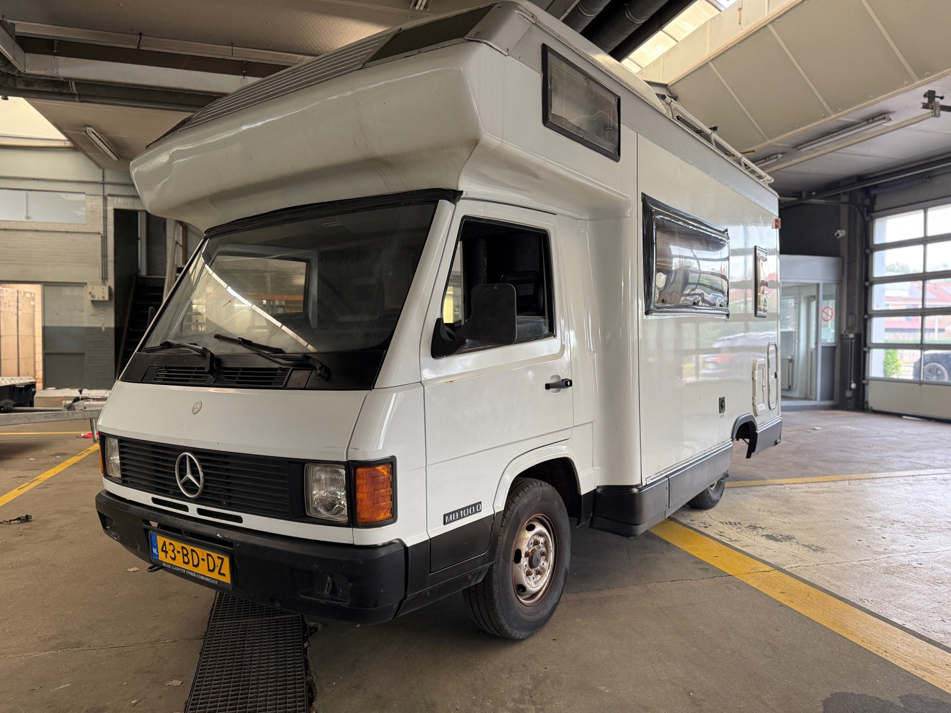 Mercedes-Benz MB100D-L * 4 slaapplaatsen * Luifel * Zonnepaneel * Toilet * Douche