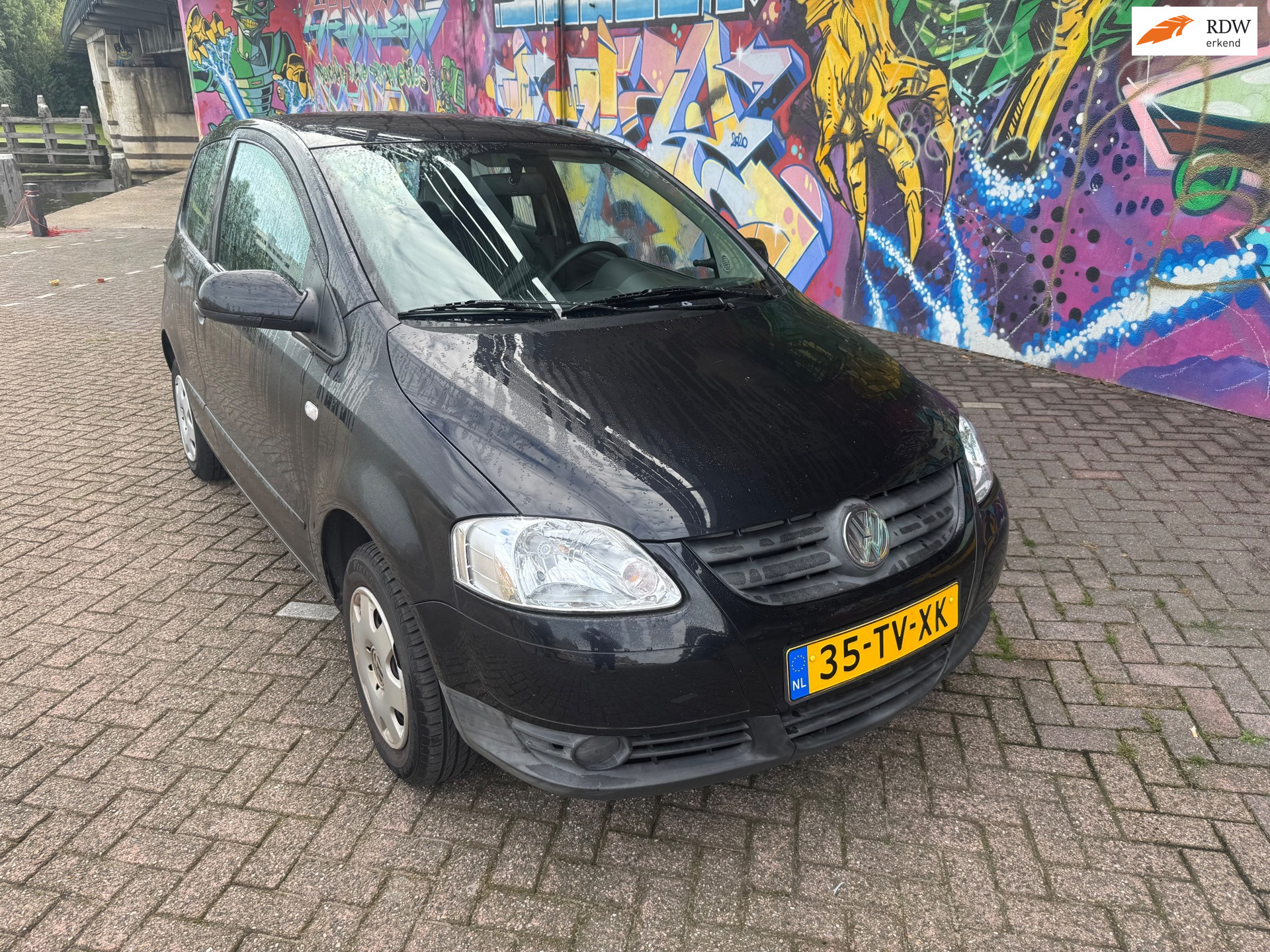 Volkswagen Fox 1.2 Trendline met 180.000 km nap. Stuurbekrachtiging stereo boeken aanwezig rijd perfect zeer nette auto