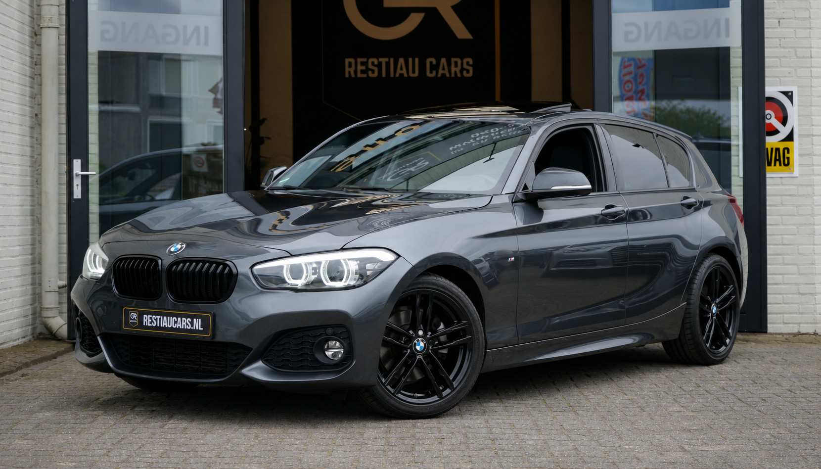 BMW 1-serie 118i M Sport Shadow Line AUTOMAAT|CRUISE|FULL LED|LEDER|NAVIGATIE|PANORAMA|STOELVERWARMING|TREKHAAK
