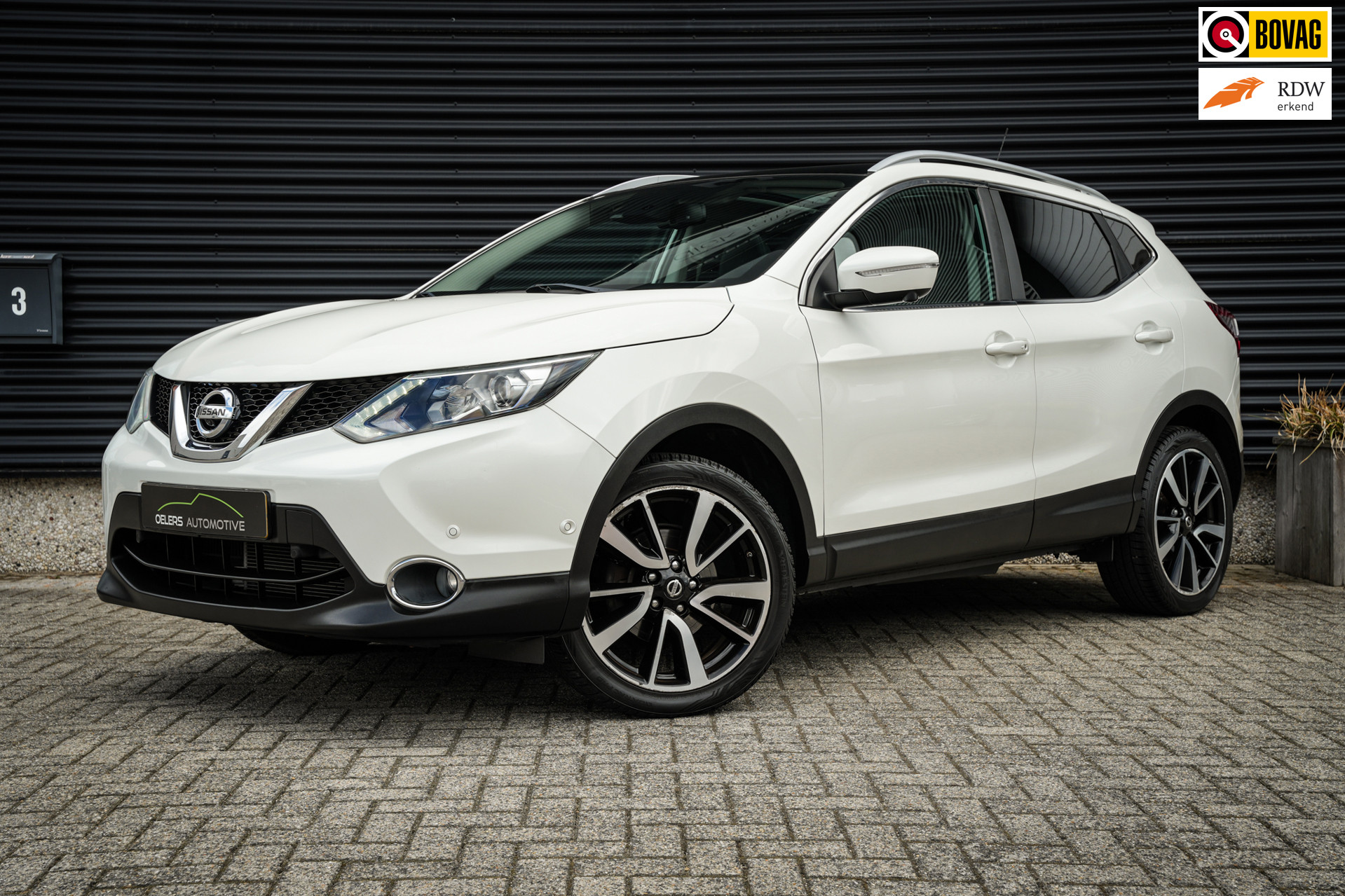 Nissan QASHQAI 1.2 Premier Edition | Panoramadak | Leder | CC | ECC | Stoelverwarming | Trekhaak | 360 Camera |