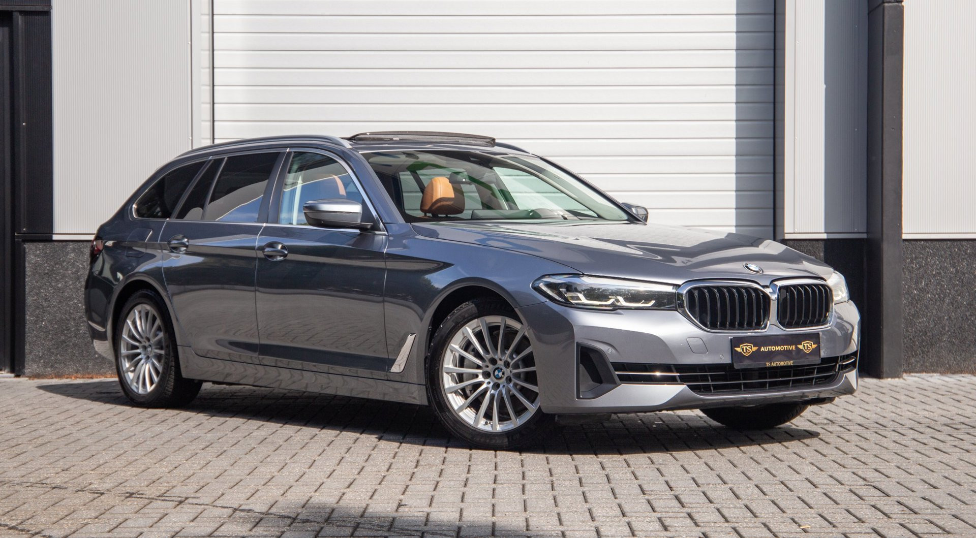 BMW 5 Serie Touring 530e Business Edition Plus / Pano / Trekhaak