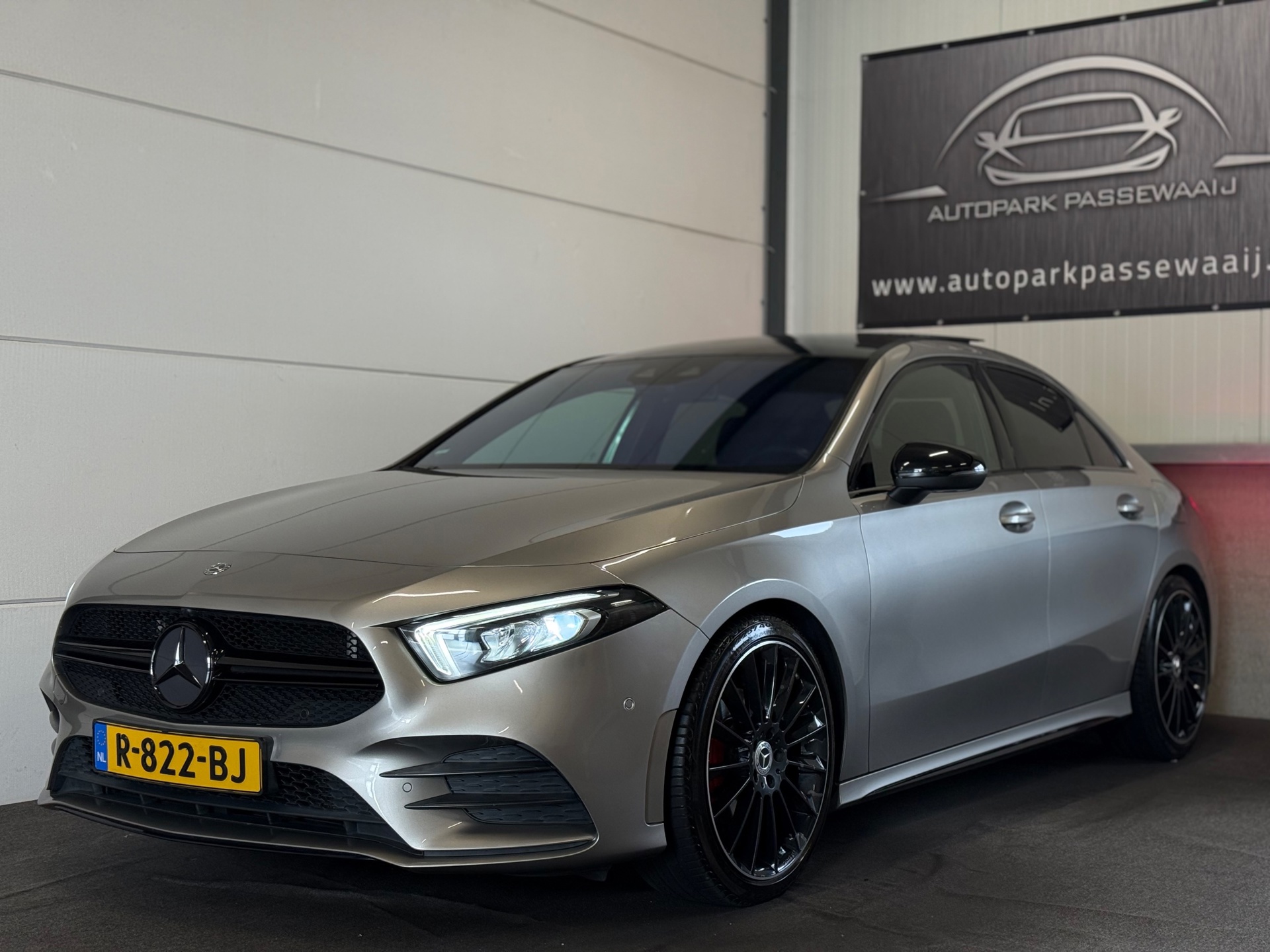 Mercedes-Benz A-Klasse 200 AMG Pano, Cruise Control, Apple Carplay, Sfeerverlichting, Achteruitrijcamera, Elek Stoel, Airco