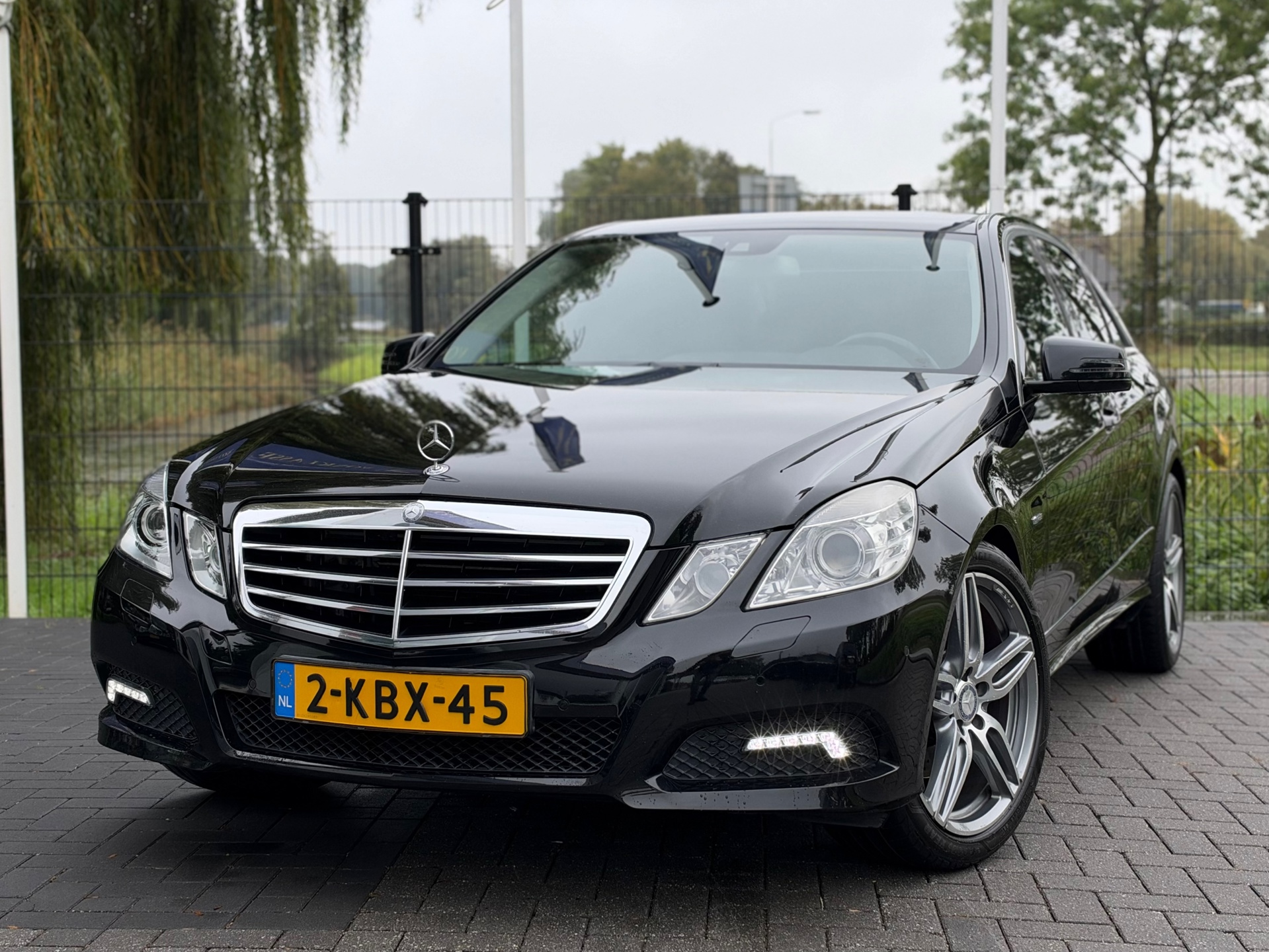 Mercedes-Benz E-Klasse 350 CGI Avantgarde AUT / CLIMA / CRUISE / PDC / LEDER / TREKHAAK