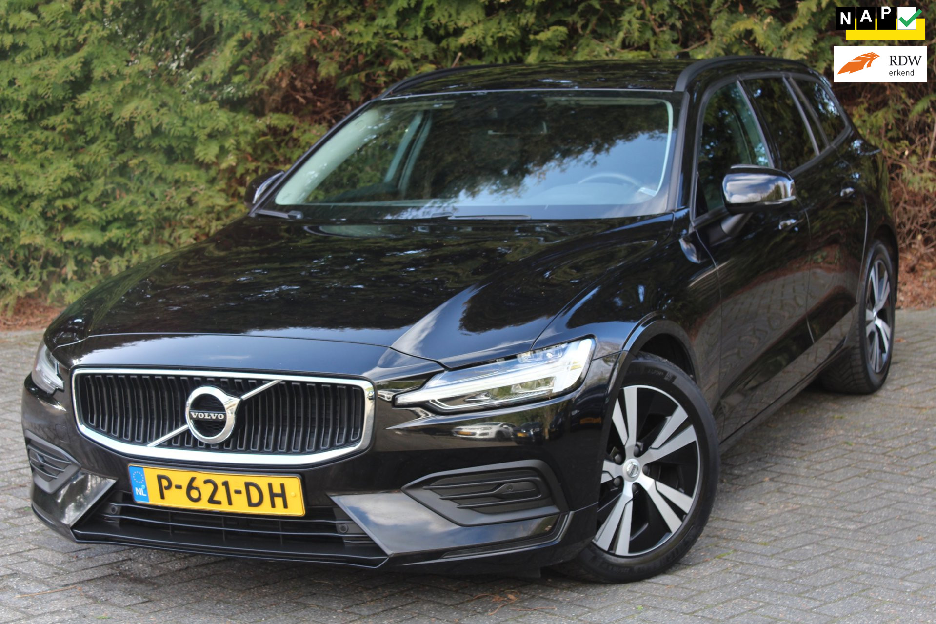 Volvo V60 2.0 B3 Momentum 163PK Automaat | Lederen bekleding | Parkeercamera | Apple/Android Carplay